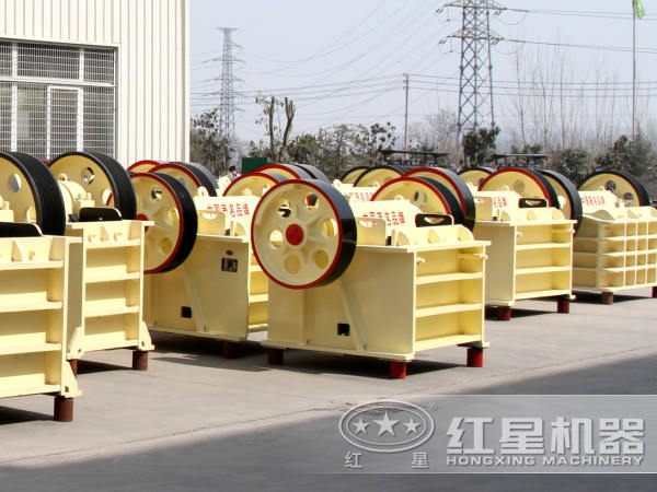 不同型號(hào)規(guī)格的顎式破碎機(jī)